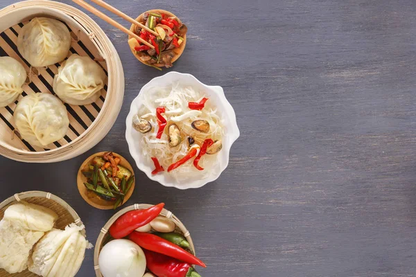 Chinesisches Essen Auf Einem Grauen Holztisch Traditionelle Dampfknödel Nudeln Gemüse — Stockfoto