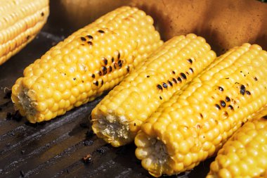 Izgarada mısır ızgara. Sokakta yemek