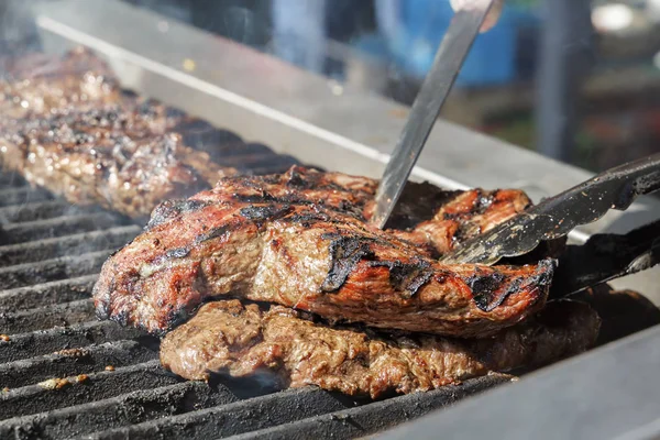 Aşçı Nın Elinde Bir Bıçakla Eti Biftek Sıcak Izgara Hazırlama — Stok fotoğraf