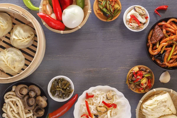 Gerichte Der Chinesischen Küche Sortiment Dampfknödel Nudeln Salate Gemüse Pilze — Stockfoto