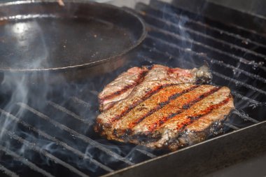 Bir Barbekü eti fileto açık havada duman ile pişirilir