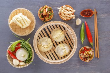 Geleneksel aperatifler Çin mutfağı dim sum - köfte, baharatlı salata, sebze, sos, ekmek Buhar. Üstten görünüm.