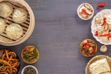 Çin mutfağından çeşitli yemekler. Buhar köfte, makarna, salata, sebze, mantar, deniz ürünleri. Üstten görünüm. Kopya alanı