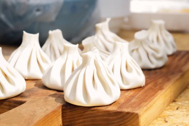 Gürcü çiğ köfte et ve otlar - Hıngel yemek pişirmek için hazırlanmış. Yakın çekim