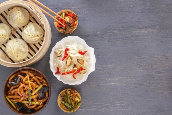 Chinesisches Essen Auf Einem Grauen Holztisch Traditionelle Dampfknödel Nudeln Gemüse — Stockfoto