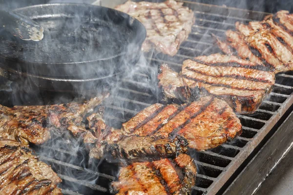 Eti Biftek Duman Ile Sıcak Bir Izgarada Pişirilir Yakın Çekim — Stok fotoğraf