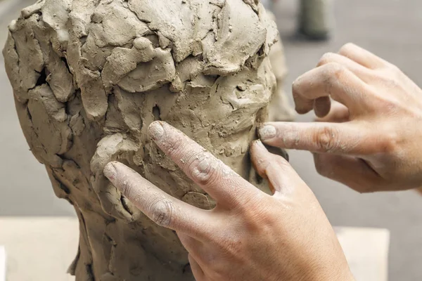 彫刻家は バストを作成し 彫刻の骨格に彼の手の粘土を置きます クローズ アップ — ストック写真