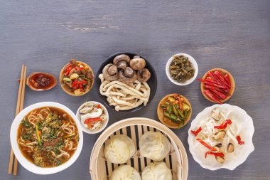 Çin mutfağından çeşitli yemekler. Buhar köfte, makarna, salata, sebze, mantar, deniz ürünleri. Üstten görünüm. Kopya alanı