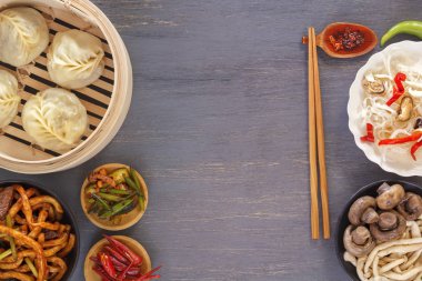 Çin mutfağından çeşitli yemekler. Buhar köfte, makarna, salata, sebze, mantar, deniz ürünleri. Üstten görünüm. Kopya alanı