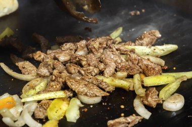 Soğan ve sebze ile et parçalarını bir sac üzerinde bir parça için bir sandviç ya da börek olarak kavrulmuş