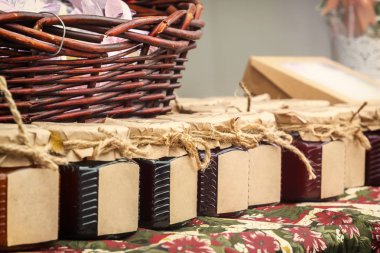 Cam kavanoz ile boş etiket için metin sicim ile bağlı kağıt kapakları ile el yapımı ürünleri ile mağaza tezgaha vardır. Kopya alanı.