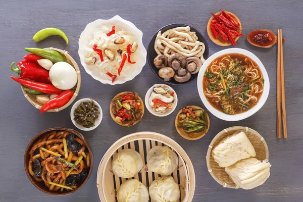 Chinesisches Essen Auf Einem Grauen Holztisch Traditionelle Dampfknödel Nudeln Gemüse — Stockfoto
