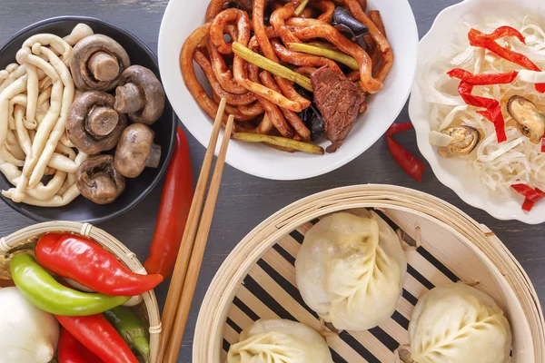 Chinesisches Essen Auf Einem Grauen Holztisch Traditionelle Dampfknödel Nudeln Gemüse — Stockfoto