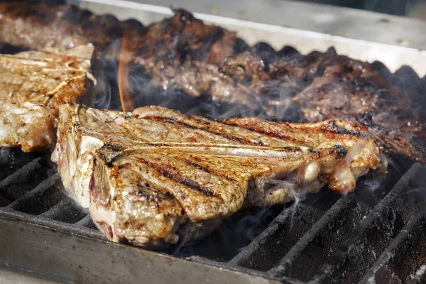 Eti Biftek Duman Ile Sıcak Bir Izgarada Pişirilir Yakın Çekim — Stok fotoğraf
