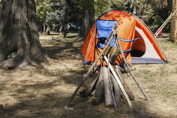 Lenha Empilhada Para Fogo Perto Tenda Colocada Uma Clareira Uma — Fotografia de Stock