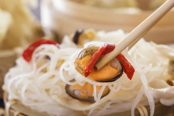 Stäbchen Halten Eine Muschel Auf Dem Hintergrund Traditioneller Asiatischer Speisen — Stockfoto