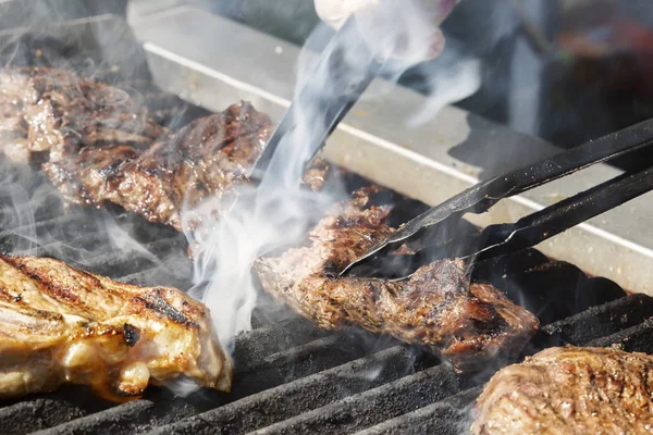 Aşçı Nın Elinde Bir Bıçakla Eti Biftek Sıcak Izgara Hazırlama — Stok fotoğraf