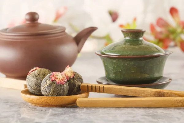 Chá Verde Botões Bule Cerâmica Marrom Com Uma Xícara Preparada — Fotografia de Stock