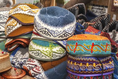 Geleneksel Asya başlıklar üzerinden bir çok renkli keçe ile işlemeli renkli iş parçacığı Ulusal süs. Seçici odak. Yakın çekim