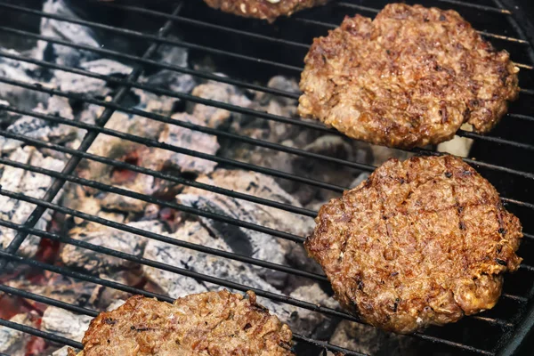 Vaření Hamburgery Žhavé Uhlíky Kouřem Kopírovat Prostoru Detail — Stock fotografie