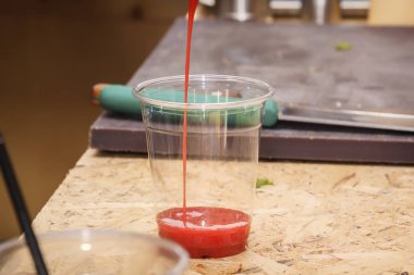 Domates suyu plastik cam içine bir sokak kafe mutfak masasında döktü.