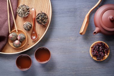 Çin çay töreni için öznitelikleri, yeşil çay, seramik Çaydanlık ve bardak çeşitli üzerinde gri bir ahşap masa standı. Yukarıdan görüntüleyin. Kopya alanı