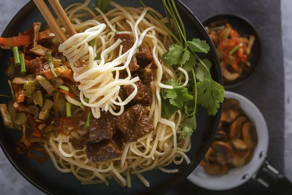 Trä Ätpinnar Med Såret Nudlar Över Tallrik Med Traditionell Asiatisk — Stockfoto