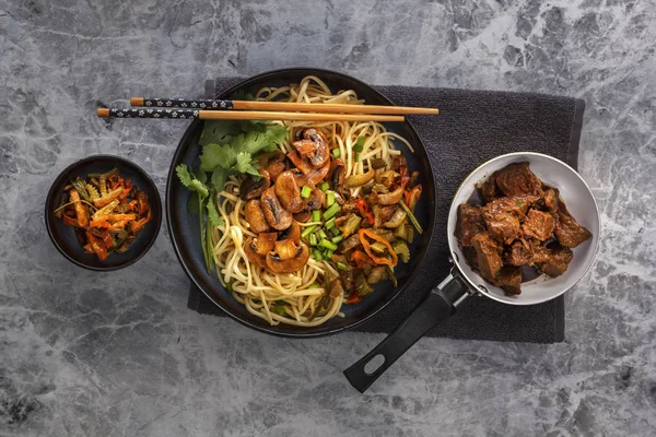 Chinesische Nudeln Mit Pilzen Gebratenes Fleisch Der Pfanne Gemüse Und — Stockfoto