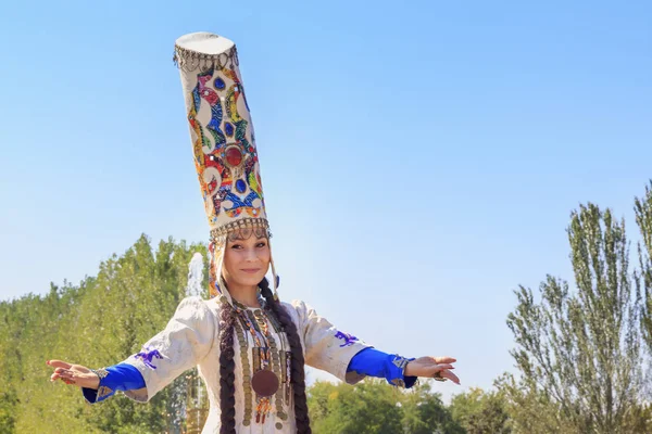 Almaty Kazakstan September 2018 Vacker Flicka Nationaldräkt Danser Mot Den — Stockfoto