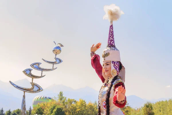 Almatı, Kazakistan - 16 Eylül 2018. Ulusal Dansları mavi gökyüzü güneşli bir güzel kız