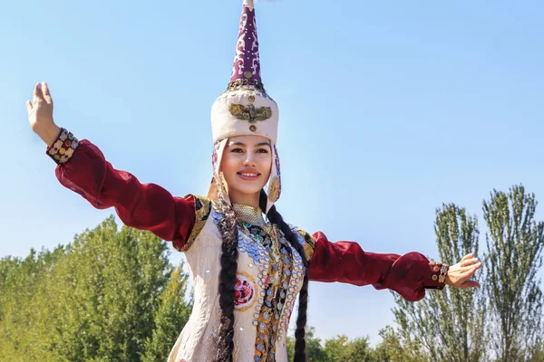 Almatı, Kazakistan - 16 Eylül 2018. Ulusal Dansları mavi gökyüzü güneşli bir güzel kız