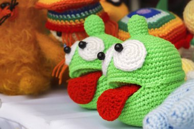 Renkli örgü el yapımı oyuncak Hediyelik eşya dükkanı piyasada satışa sergileniyor. Yakın çekim