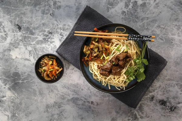 Chinesische Nudeln Mit Gegrilltem Fleisch Gemüse Und Gemüse Auf Einem — Stockfoto