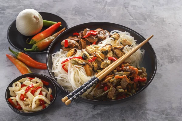 Risnudlar Med Skaldjur Sallad Stekt Svamp Och Röd Paprika Stå — Stockfoto