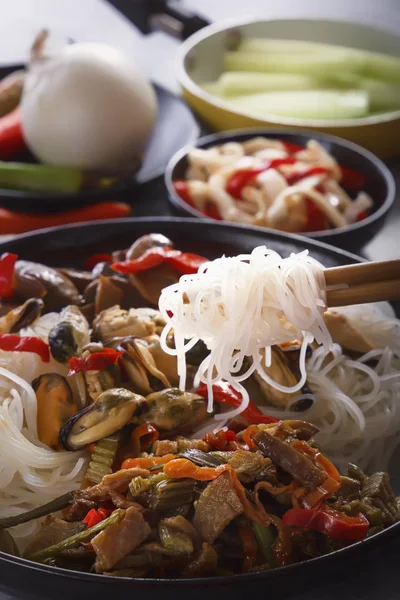 Traditionelle Chinesische Holzstäbchen Mit Gewickelten Reisnudeln Nahaufnahme — Stockfoto