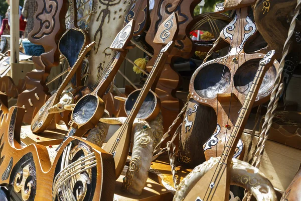 哈萨克斯坦国家乐器手工制作的鬃毛字符串出售在一个晴朗的日子 — 图库照片