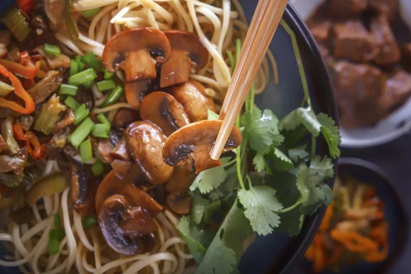 Trä Ätpinnar Håll Stekt Svamp Över Tallrik Med Traditionella Asiatiska — Stockfoto