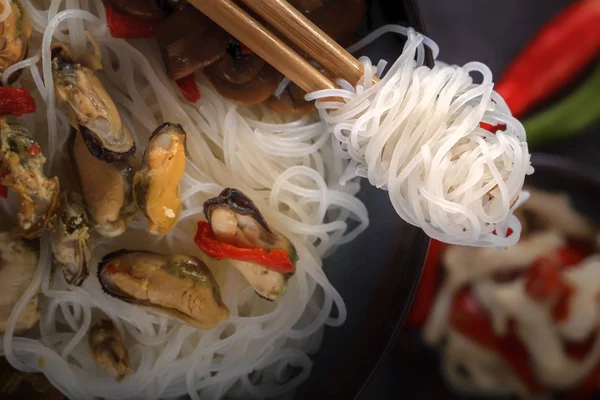 Traditionelle Hölzerne Essstäbchen Mit Gewickelten Reisnudeln Auf Dem Hintergrund Eines — Stockfoto