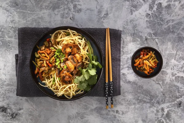 Traditionelle Chinesische Nudeln Nudeln Mit Gebratenem Fleisch Und Salat Einem — Stockfoto