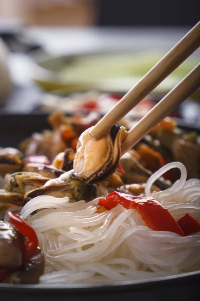Traditionelle Chinesische Holzstäbchen Mit Muscheln Auf Dem Hintergrund Von Reisnudelgerichten — Stockfoto