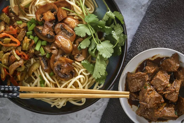 Traditionelle Chinesische Nudeln Nudeln Mit Gebratenen Pilzen Und Fleisch Nahaufnahme — Stockfoto