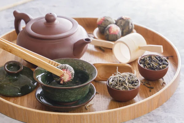 Broto Chá Verde Mergulhado Uma Xícara Porcelana Tradicional Chinesa Com — Fotografia de Stock