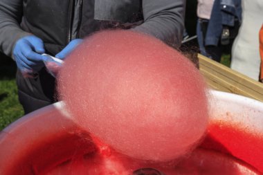 Pamuk şeker sokakta yemek. Yakın çekim