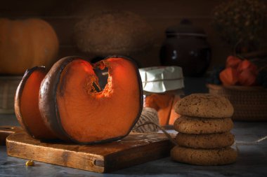 Taze pişmiş kabak ve rustik bir tabloda arka planını mutfak gereçleri ve physalis sepet karşı yulaf parçalar. Yakın çekim