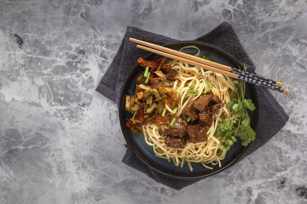 Traditionelle Chinesische Nudeln Nudeln Mit Gebratenem Fleisch Und Salat Einem — Stockfoto