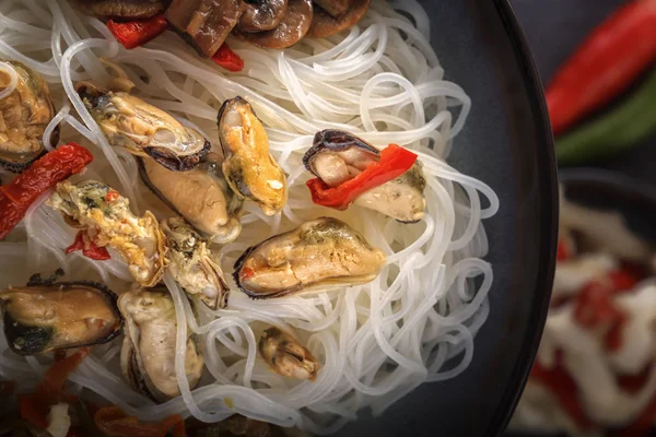 Reisnudeln Mit Meeresfrüchten Salat Paprika Und Gebratenen Pilzen Einem Porzellanteller — Stockfoto