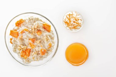 Kabak ve fındık, salata ve bir bardak beyaz zemin üzerine taze meyve suyu yulaf ezmesi. Üstten görünüm kopya alanı.