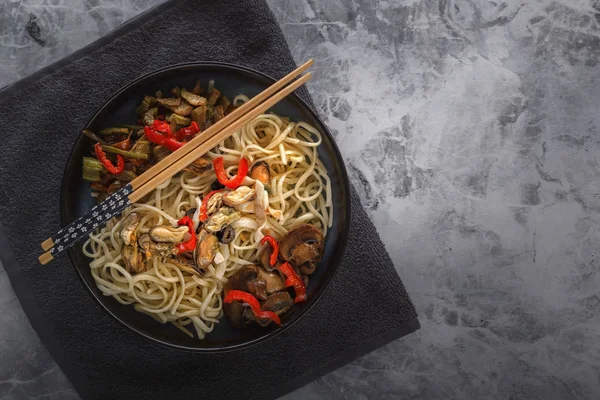 Traditionelles Asiatisches Essen Nudeln Mit Meeresfrüchten Salat Paprika Und Gebratenen — Stockfoto