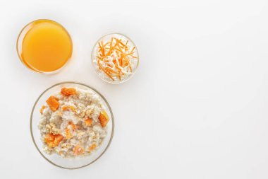 Kabak ve fındık, salata ve bir bardak beyaz zemin üzerine taze meyve suyu yulaf ezmesi. Üstten görünüm kopya alanı.