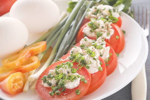 Sliced Tomatoes Cheese Herbs White Plate Onions Sweet Peppers Eggs — Stock Photo, Image